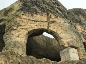 Klusfelsen Der Klusfelsen ist ein Sandsteinfelsen in Goslar am Rande des Harzes unterhalb des Petersbergs. Er ragt als knapp 20 Meter hohe und 50 Meter lange Felsrippe aus dem nahezu ebenen umgebenden, rund 250 Meter über dem Meeresspiegel gelegenen Gelände.